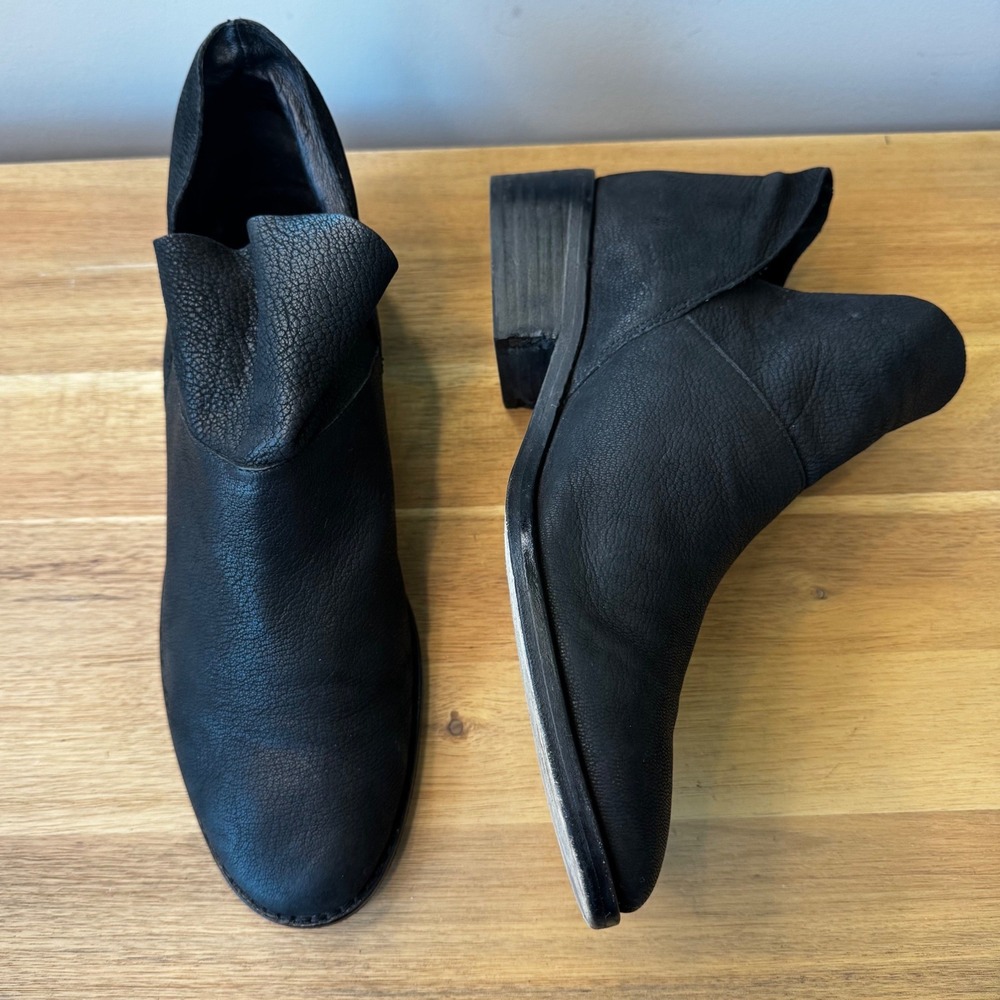 Eileen Fisher Women 10 Black Tumbled Leather V-Cut Ankle Bootie Rounded Toe